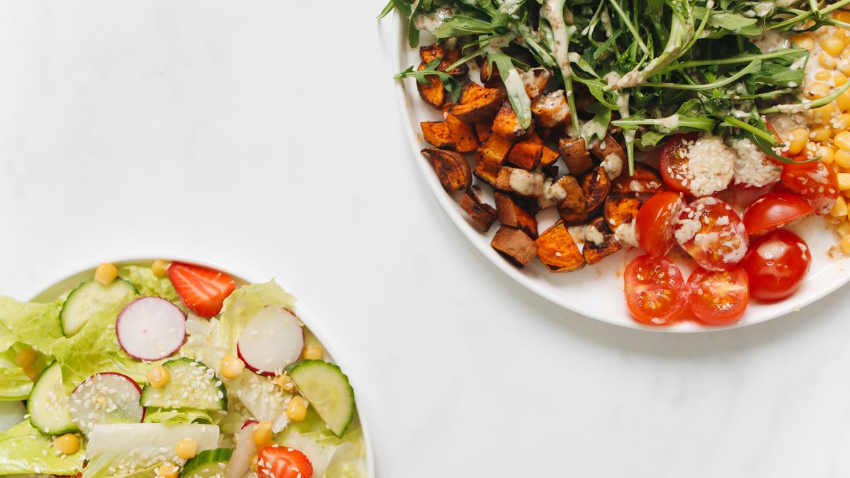 Plates of healthy food with vegetables and protein for a calorie deficit