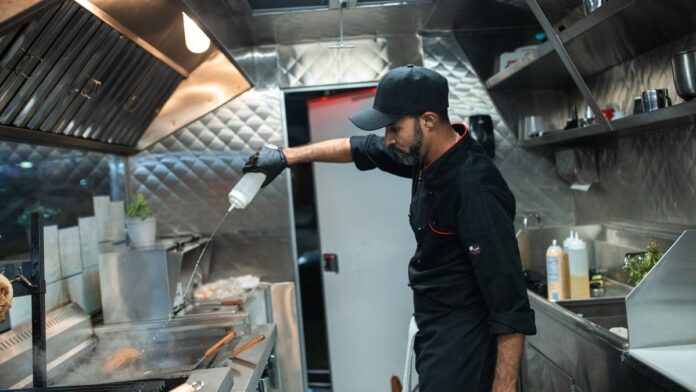 Man preparing a healthy balanced meal in the kitchen to support a calorie deficit