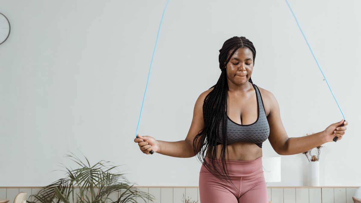 Woman doing a jump rope interval during a beginner HIIT workout
