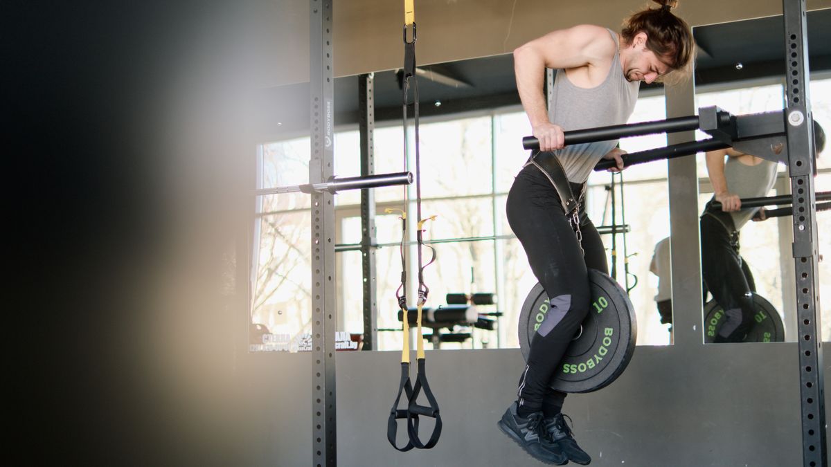 A man exercising at the gym, part of a healthy lifestyle for men