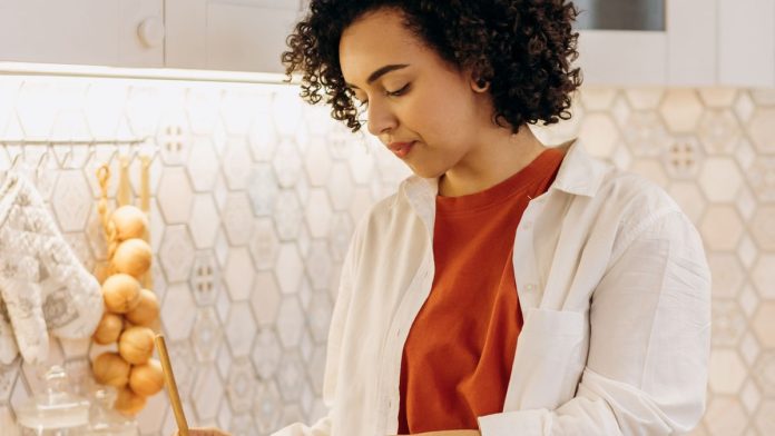 Woman eating a fresh vegetable salad rich in anti-inflammatory foods