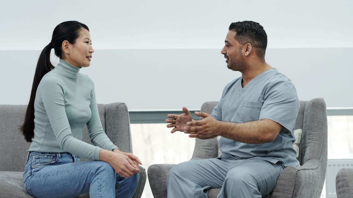 Doctor talking with a patient about pain during sex and treatment options
