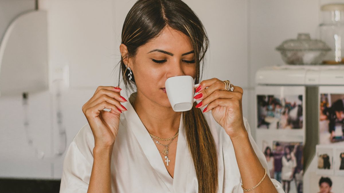 Woman eating a protein-rich breakfast in her kitchen to manage constant hunger