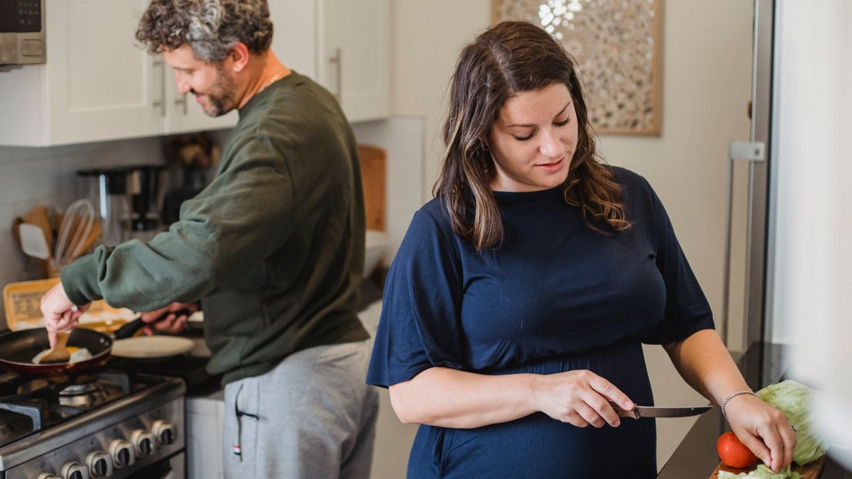 Couple cooking a healthy dinner together during a diet break at maintenance calories