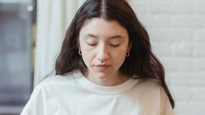 Woman eating a balanced meal at home during a planned diet break