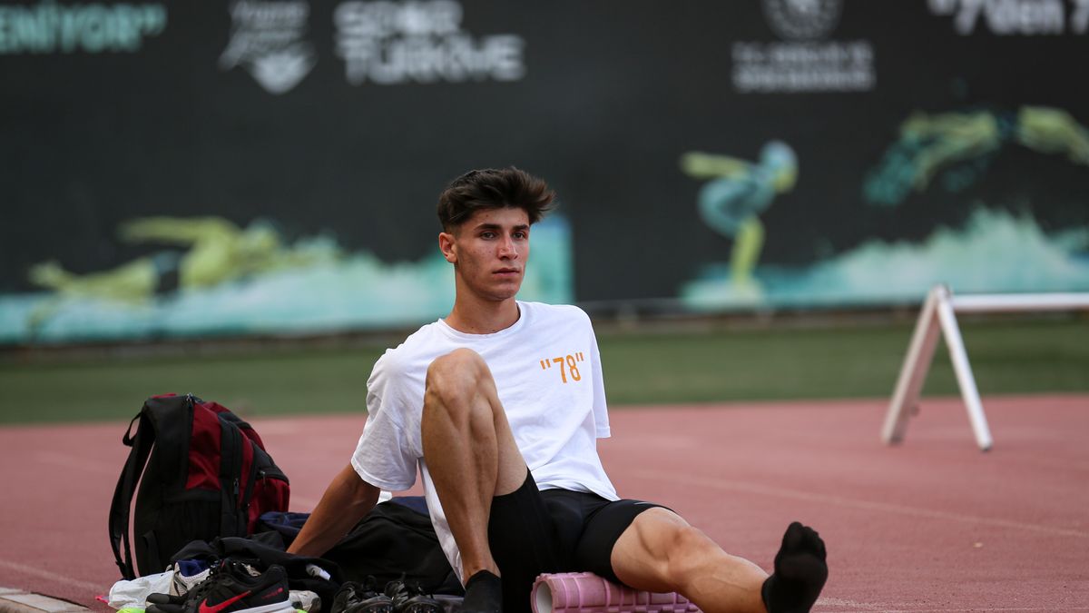 Athlete using a foam roller on his leg to relieve muscle soreness after training